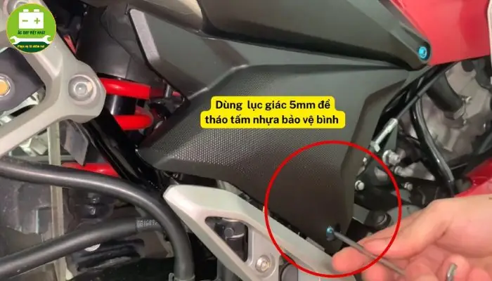 Bước 2: Tháo Ốp Nhựa Bảo Vệ Bình Ắc Quy