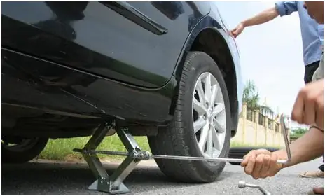 Bã¡c Tã I Nã O Cå©ng Nãªn Náº¯m Rãµ Cã¡ch Thay Lá»p Xe Ã´ Tã´ Dá»± Phã²ng Äá» Nhá»¡ May Báº¥t Ngá» Bá» Bæ¡ Væ¡ Bãªn Äæ°á»ng Vá»i Má»t Chiáº¿c Lá»p Xáº¹p Lã©p Cå©ng Khã´ng Pháº£i Khã³c Rã²ng.