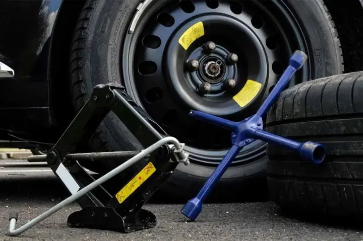 6. Tháo Nắp Đậy Trục Bánh Xe Và Vặn Lỏng Các Đai Ốc