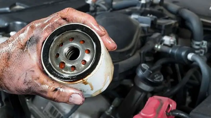 Dầu Hộp Số Ô Tô Là Chất Xúc Tác Giúp Bôi Trơn Và Làm Mát Động Cơ. Hiện Tượng Thiếu Dầu Hộp Số Xảy Ra Không Chỉ Ảnh Hưởng Đến Khả Năng Vận Hành Của Xe Mà Còn Rất Nguy Hiểm Cho Sự An Toàn Của Người Lái.