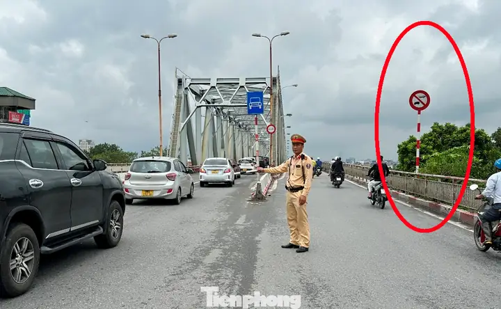 Từ 6h Sáng Nay (15/1), Csgt Và Thanh Tra Giao Thông Thực Hiện Điều Tiết, Hướng Dẫn Phương Tiện Qua Lại Cầu Chương Dương Theo Phương Án Mới, Trong Đó Chỉ Cho Xe Ô Tô, Xe Máy Và Xe Ô Tô Chở Học Sinh Lưu Thông, Cấm Xe Khách Trên 9 Chỗ Và Xe Tải Trên 0,5 Tấn.