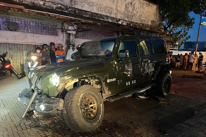 Xe Jeep Lao Lên Vỉa Hè Sau Khi Tông Nhiều Xe Máy. Ảnh: C.a.