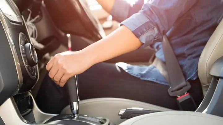 2. Cách Dừng Xe Ở Đèn Đỏ Đúng Và An Toàn