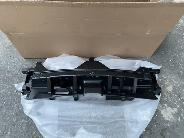 Nhựa Đỡ Cản Trước Phía Dưới Mặt Ca Lăng Xe Mitsubishi Xpander