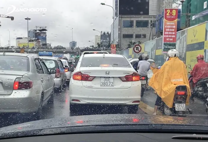 2.1 Khi Xe Máy Chạy Phía Trước