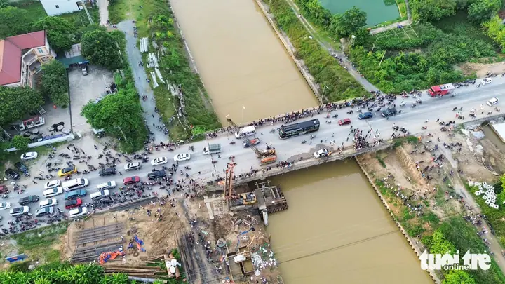 Rơi Sông - Ảnh 1.