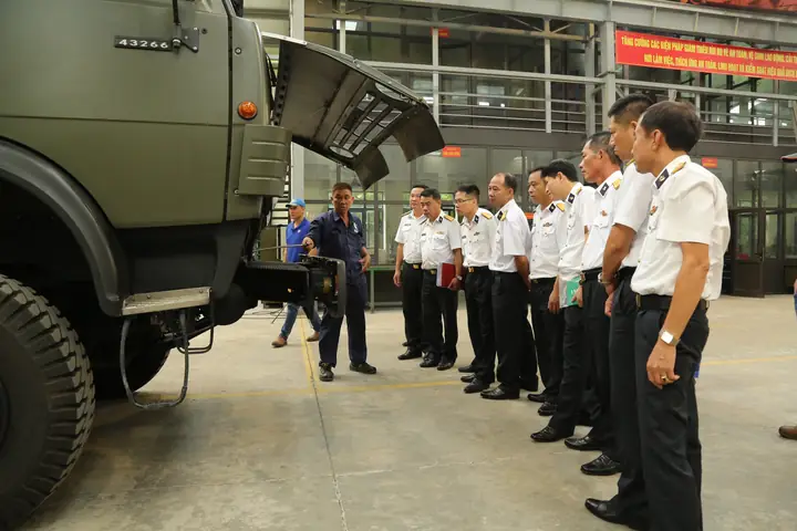* Đại Tá Phạm Văn Huy, Trưởng Phòng Xe-máy, Cục Kỹ Thuật Hải Quân * Đại Tá Phạm Văn Huy, Trưởng Phòng Xe-máy, Cục Kỹ Thuật Hải Quân