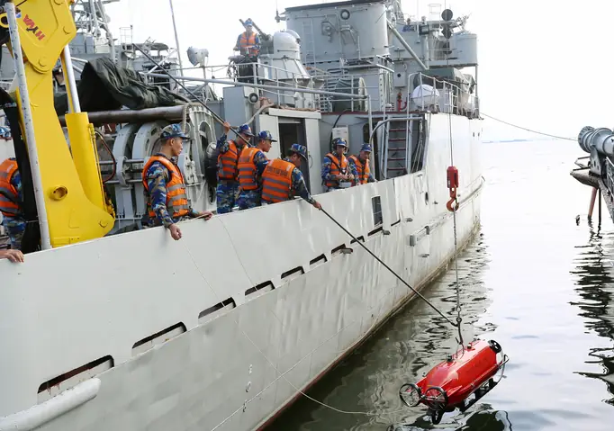 * Đại Tá Phạm Văn Huy, Trưởng Phòng Xe-máy, Cục Kỹ Thuật Hải Quân * Đại Tá Phạm Văn Huy, Trưởng Phòng Xe-máy, Cục Kỹ Thuật Hải Quân