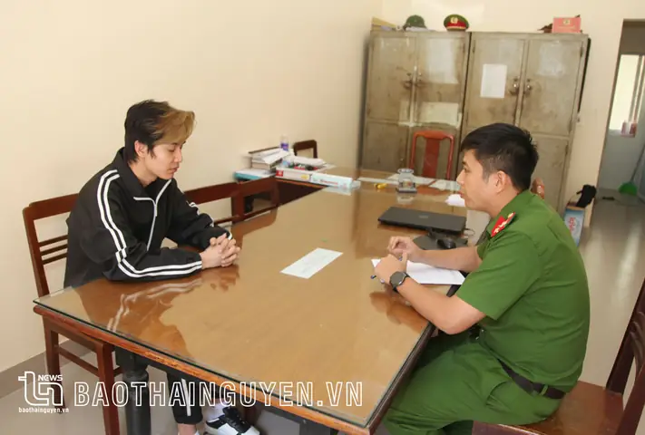 Công An Lấy Lời Khai Của Đối Tượng Đoàn Anh Tú Về Hành Vi Lừa Đảo, Chiếm Đoạt Tài Sản Trên Không Gian Mạng. Ảnh T.l