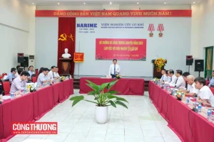 Cặp Diê N Viên Đứng Bên Cạnh Xe Ô Tô