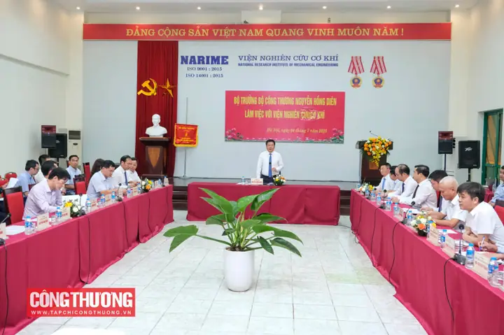 Cặp Diê N Viên Đứng Bên Cạnh Xe Ô Tô