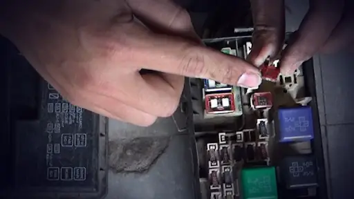 Cách 1: Cách Này Đòi Hỏi Người Kiểm Tra Phải Có Trình Độ Và Am Hiểu Về Xe Nên Rất Ít Người Thực Hiện Được. Các Bạn Tháo Từng Cầu Chì Ra Và Kiểm Tra Bằng Cách Quan Sát