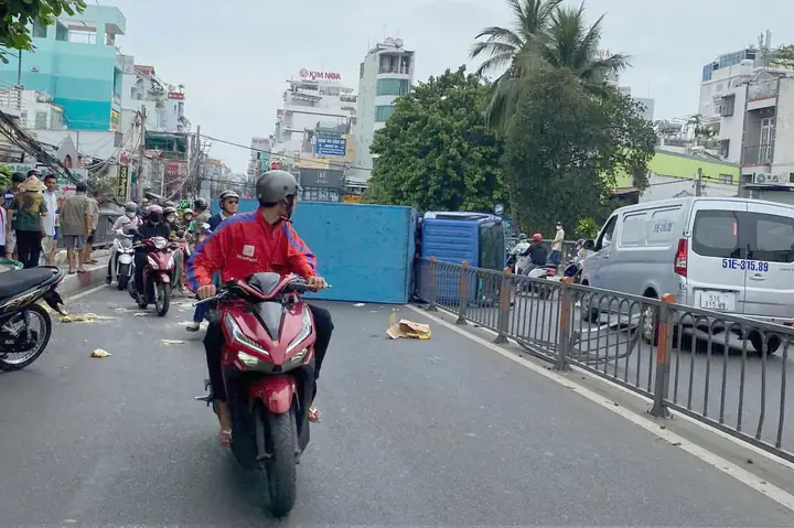 Xe Tải Nằm Chắn Cả 2 Phần Đường Trên Cầu. Ảnh: Nguyễn Bảo.