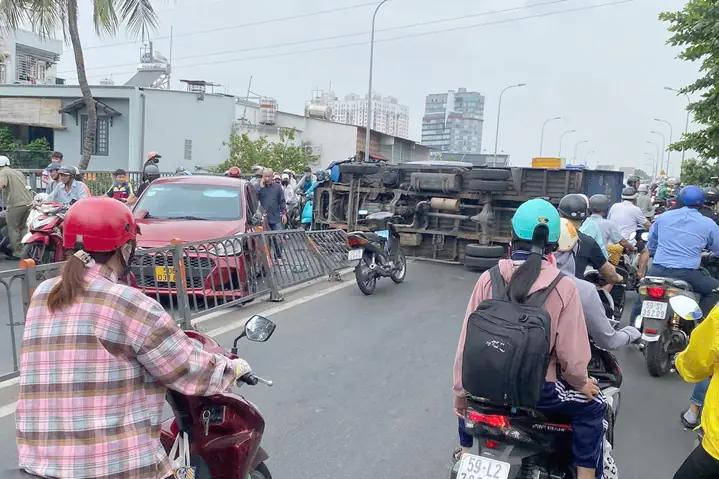Hiện Trường Xe Tải Bị Lật Trên Cầu Chữ Y. Ảnh: Nguyễn Bảo.