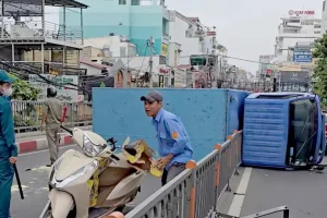 Xe Tải Bị Lật Ngang Trên Cầu. Ảnh: C.a.