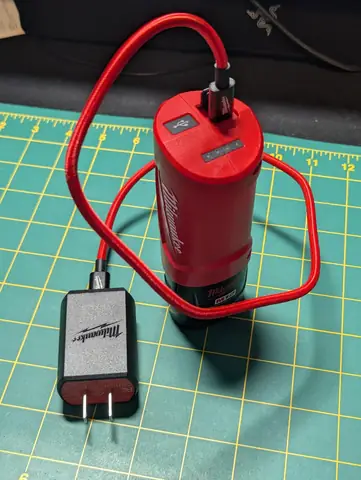 R/milwaukeetool - M12 Top-off Với Dây Cáp Và Bộ Nguồn 15w Kèm Theo. Hình Chụp Kèm Pin M12 Cp 2.0 (không Bao Gồm).