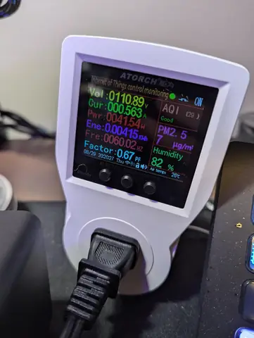 R/milwaukeetool - Đồng Hồ Đo Điện Ac Với Cục Sạc M12 Được Cắm Vào. Hiển Thị Mức Tiêu Thụ 41w.