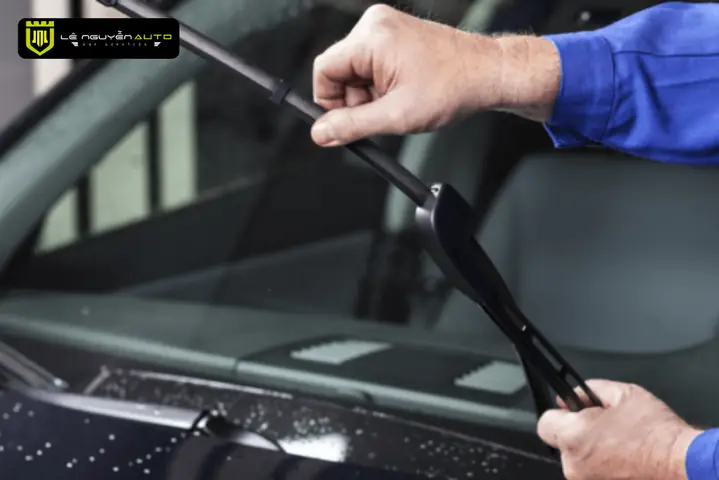 3. Bảo Dưỡng Cần Gạt Nước Kính Chắn Gió