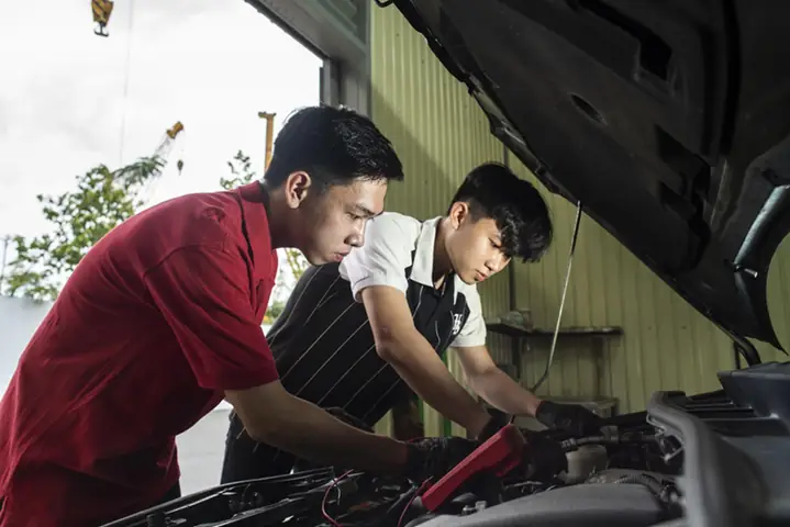 Sinh Viên Thực Hành Chẩn Đoán Trực Tiếp Trên Xe Thật