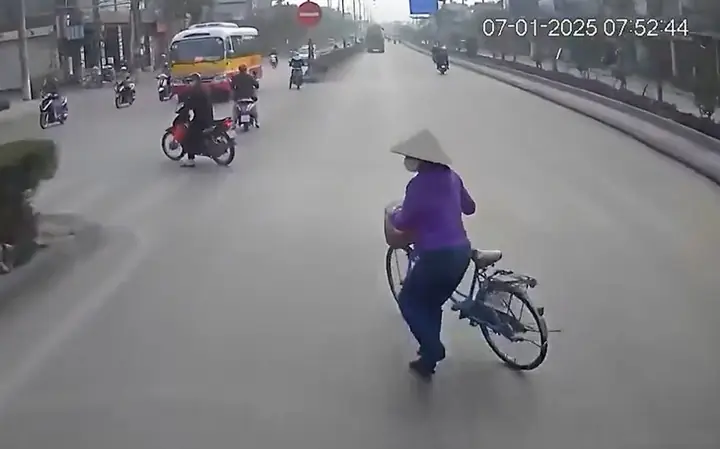 Cô Gái Sang Đường Quan Sát Rất Kỹ Nhưng Vẫn Xảy Ra Va Chạmđọc Ngay