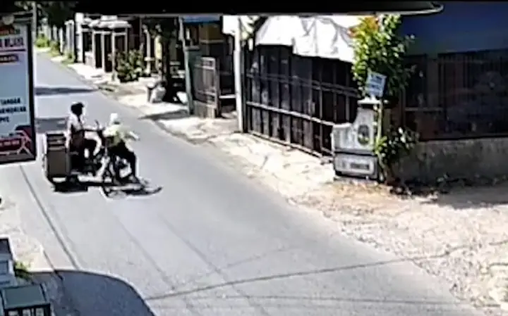 Sang Đường Chậm Rãi, Xe Máy Vẫn Không Tránh Khỏi Bị Đâm, Dân Mạng Chỉ Ra Có Lỗi Nhiều Người Mắc Phải - Ảnh 2.