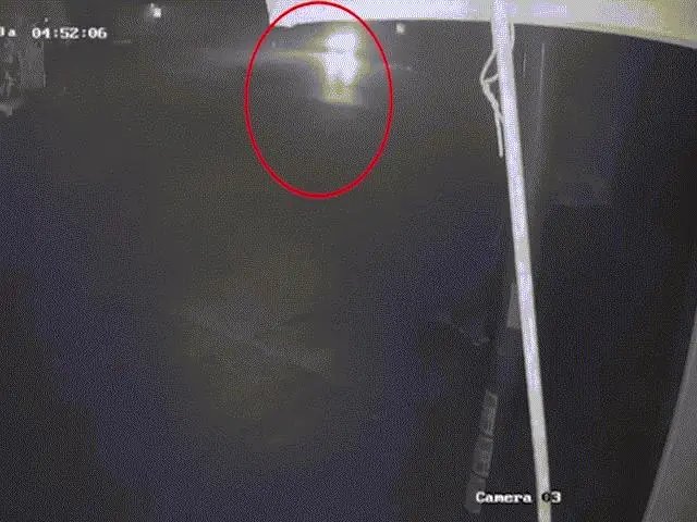 Clip: Khoảnh Khắc Xe Tải Đè Bẹp Xe Con Khiến 1 Người Tử Vong, Người Thân Gào Khóc Thảm Thiết