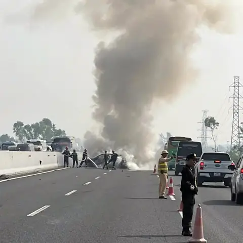 Cảnh Sát Phân Luồng Phương Tiện, Khống Chế Ngọn Lửa. Ảnh: Vidifi