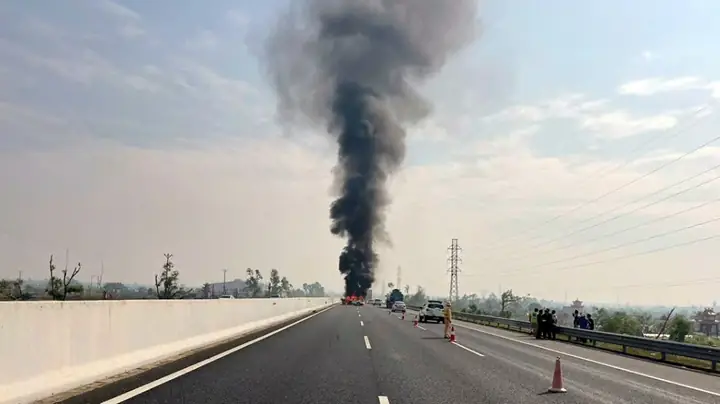 Ô Tô Bốc Cháy Trên Cao Tốc Hà Nội - Hải Phòng Sáng 11/11. Ảnh: Vidifi