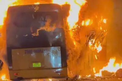 Chiếc Xe Khách Bốc Cháy.