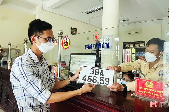 (baohatinh.vn) - Trong Ngày Đầu Tiên Thực Hiện Đăng Ký Ô Tô, Xe Mô Tô Và Xe Gắn Máy Tại Công An Cấp Huyện, Xã Theo Thông Tư Số 15/2022/tt-bca, Ở Hà Tĩnh Đã Có 58 Công Dân Được Cấp Biển Số. Theo Đánh Giá Của Người Dân, Mọi Việc Được Thực Hiện Nhanh Chóng, Thuận Tiện, Tiết Kiệm Thời Gian.