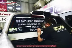 Dán Quảng Cáo Trên Xe Coloradolà Hình Thức Quảng Cáo Bằng Cách Dán Các Ấn Phẩm Quảng Cáo Lên Thân Xe. Đây Là Một Hình Thức Quảng Cáo Phổ Biến Và Hiệu Quả, Được Nhiều Doanh Nghiệp Lựa Chọn. Tuy Nhiên, Việc Tìm Hiểu Và Lựa Chọn Dịch Vụ Dán Decal Tốt Giá Rẻ Là Điều Quan Trọng Để Đảm Bảo Sự Hiệu Quả Và Tiết Kiệm Chi Phí.