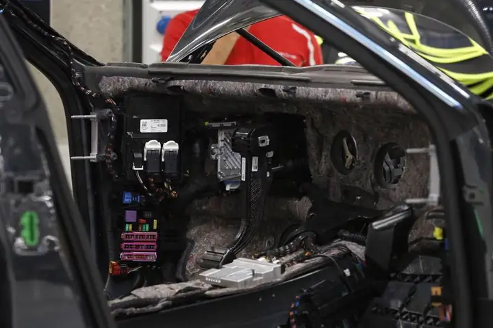 Cận Cảnh Quy Trình Sản Xuất Xe Điện Porsche Taycan - Ảnh 3