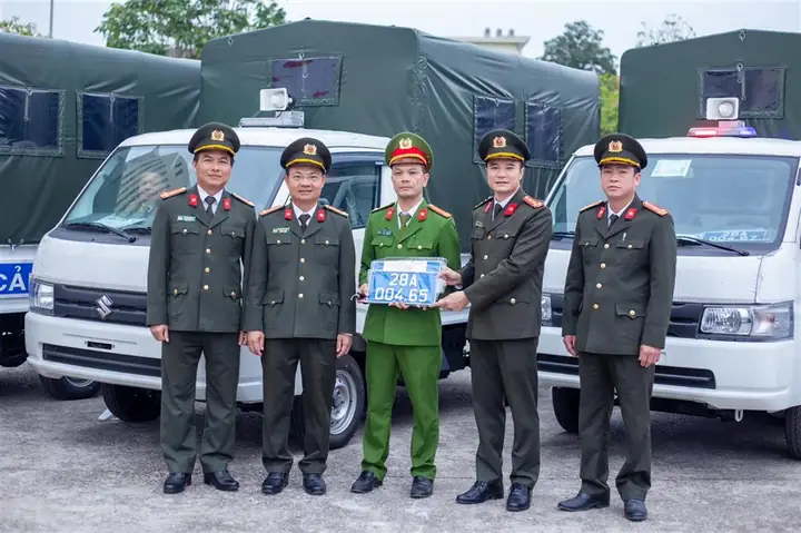 Đại Tá Đỗ Thanh Bình, Giám Đốc Công An Tỉnh Và Đại Tá Vũ Cao Sơn, Phó Giám Đốc Công An Tỉnh Hoà Bình Trao Quyết Định Trang Cấp Xe Ô Tô Cho Công An Các Xã. Đại Tá Đỗ Thanh Bình, Giám Đốc Công An Tỉnh Và Đại Tá Vũ Cao Sơn, Phó Giám Đốc Công An Tỉnh Hoà Bình Trao Quyết Định Trang Cấp Xe Ô Tô Cho Công An Các Xã.