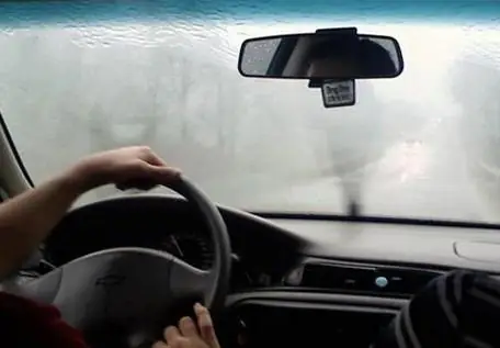 Có Nên Lấy Khăn Ẩm Lau Kính Xe Ô Tô