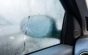 Có Nên Lấy Khăn Ẩm Lau Kính Xe Ô Tô