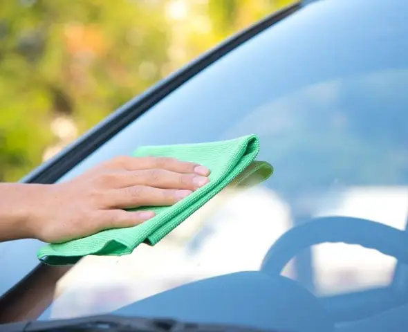 Có Nên Lấy Khăn Ẩm Lau Kính Xe Ô Tô