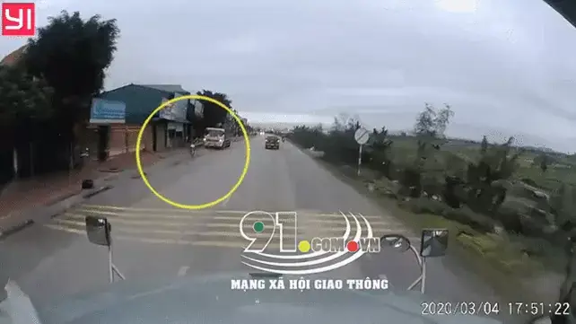 Cố Tình Lao Vào Xe Ô Tô Tự Tử: Chủ Xe Chịu Trách Nhiệm Pháp Lý Gì?