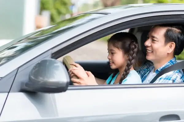 Hướng Dẫn Con Cách Bấm Còi Xe Ô Tô - Ảnh: Depositphotos