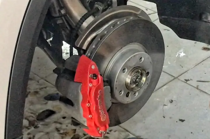 Ốp Phanh Brembo: Giải Pháp Làm Đẹp Cho Con Heo Dầu