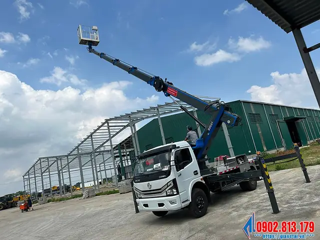 Con Người Nâng Xe Ô Tô