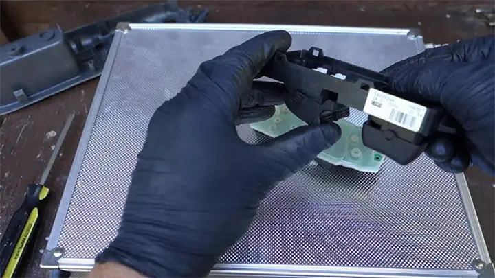 A. Kiểm Tra Công Tắc Lên Xuống Kính