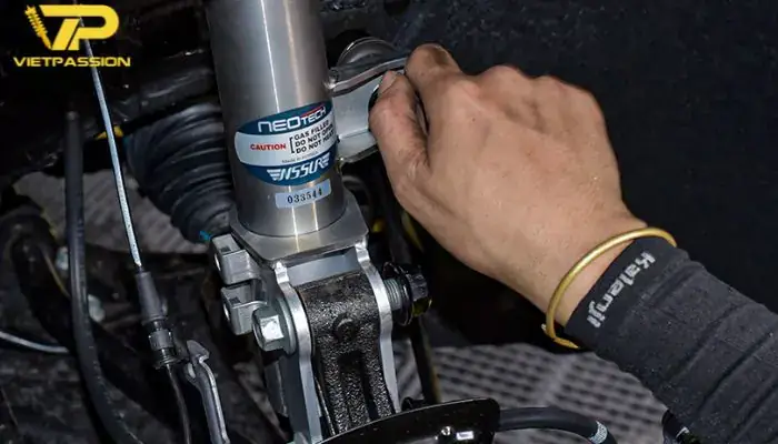 Có Thể Tự Thay Phuộc Ô Tô Tại Nhà Được Không?