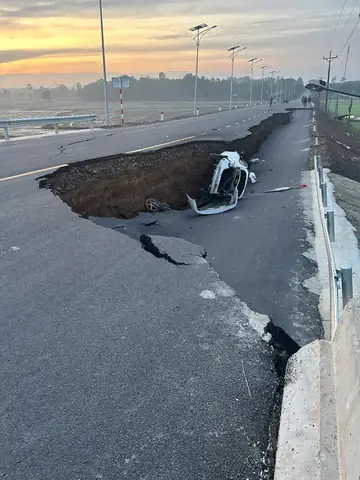 Vụ Sụt Lún Ô Tô Xe Máy Rơi Xuống Hố Ở Tây Ninh: Cục Đường Bộ Việt Nam Lên Tiếng - Ảnh 1.
