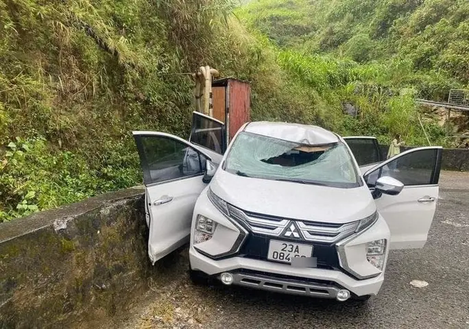 Làm Gì Khi Gặp Đá Đổ Xe Ô Tô Trên Đường Đèo?