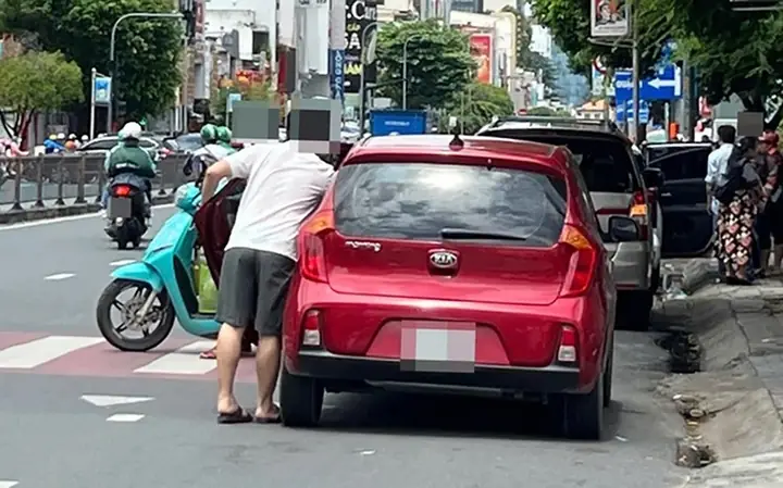 Hiểm Họa Từ Việc Mở Cửa Xe Không Bảo Đảm An Toàn - Ảnh 2.