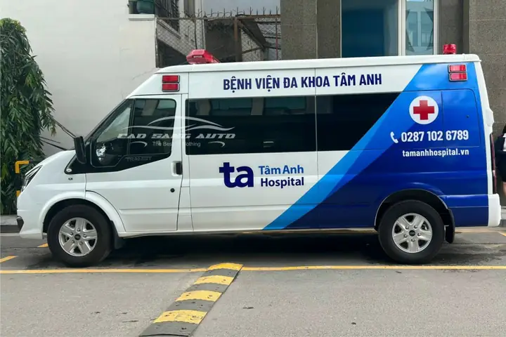 Việcdán Quảng Cáo Trên Xe 16 Chỗkhông Chỉ Là Một Cách Hiệu Quả Để Quảng Bá Thương Hiệu Mà Còn Tạo Ra Sự Ấn Tượng Mạnh Mẽ Trong Tâm Trí Của Khách Hàng. Trong Bài Viết Này, Chúng Ta Sẽ Tìm Hiểu Về Kinh Nghiệm Dán Quảng Cáo Trên Xe Ô Tô Dòng Xe 16 Chỗ Và Địa Chỉ Uy Tín Hàng Đầu, Cao Sang Auto.