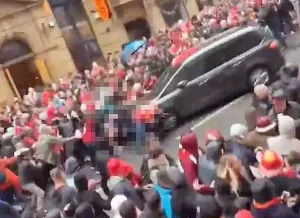 Người Đàn Ông Lái Xe Ô Tô Đâm Vào Cổ Động Viên Liverpool Tạo Cảnh Tượng Kinh Hoàng