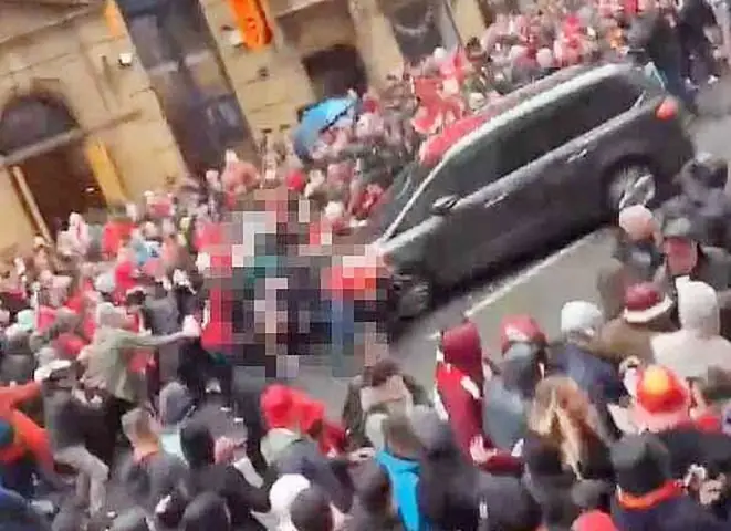 Người Đàn Ông Lái Xe Ô Tô Đâm Vào Cổ Động Viên Liverpool Tạo Cảnh Tượng Kinh Hoàng