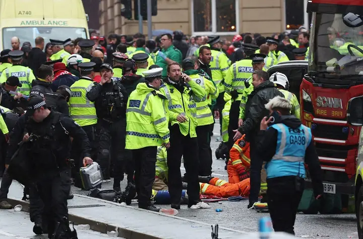 Người Đàn Ông Lái Xe Ô Tô Đâm Vào Cổ Động Viên Liverpool Tạo Cảnh Tượng Kinh Hoàng