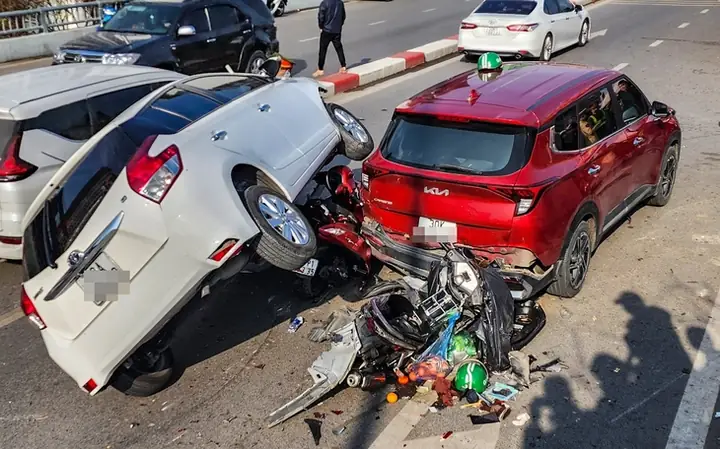 Công An Xác Minh Clip Người Đàn Ông Cho Con Trai Học Lớp 6 Lái Ô Tô - Ảnh 3.